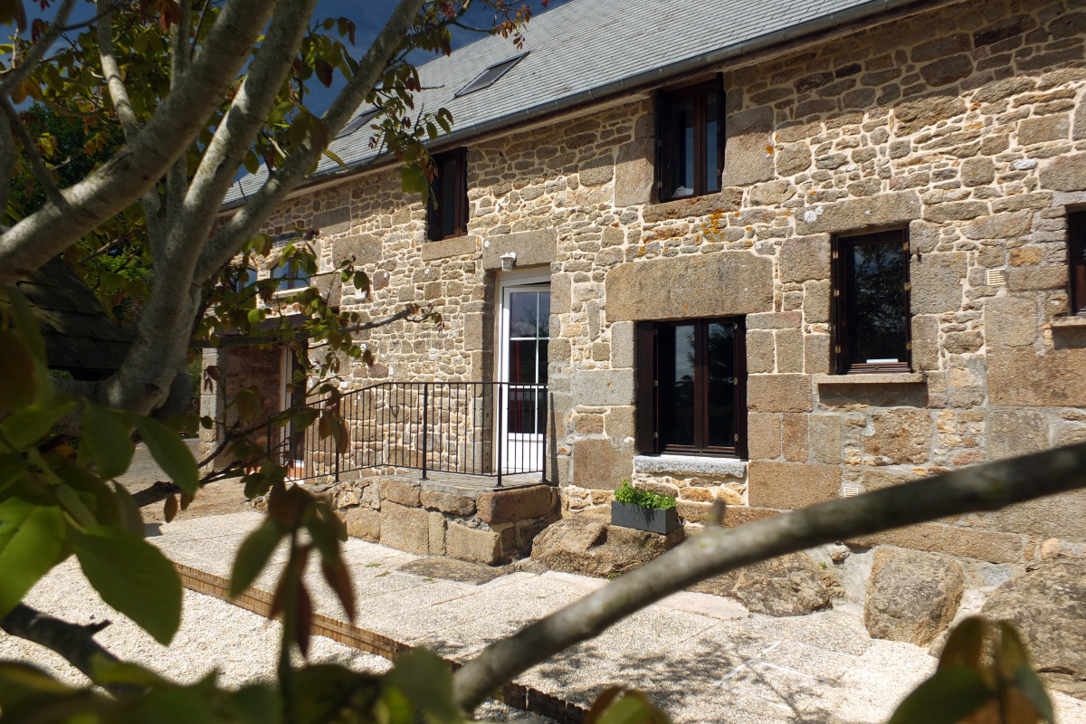 La maison. Façade sud vue depuis la terrasse - Location de vacances - Saint-Georges-de-Reintembault