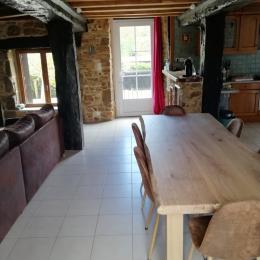 La séjour et sa table en bois  - Location de vacances - Saint-Georges-de-Reintembault