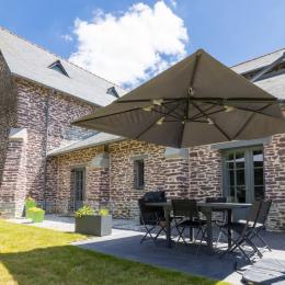 Agréable terrasse ombragée avec barbecue, salon de jardin et transats.  - Location de vacances - Domloup