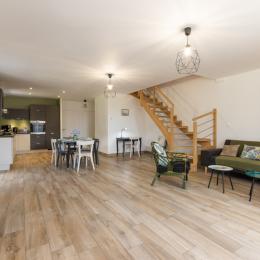 Grande pièce de vie très lumineuse avec coin salon, coin séjour et coin cuisine. RDC avec chambre et salle d'eau accessible pour PMR.  - Location de vacances - Domloup