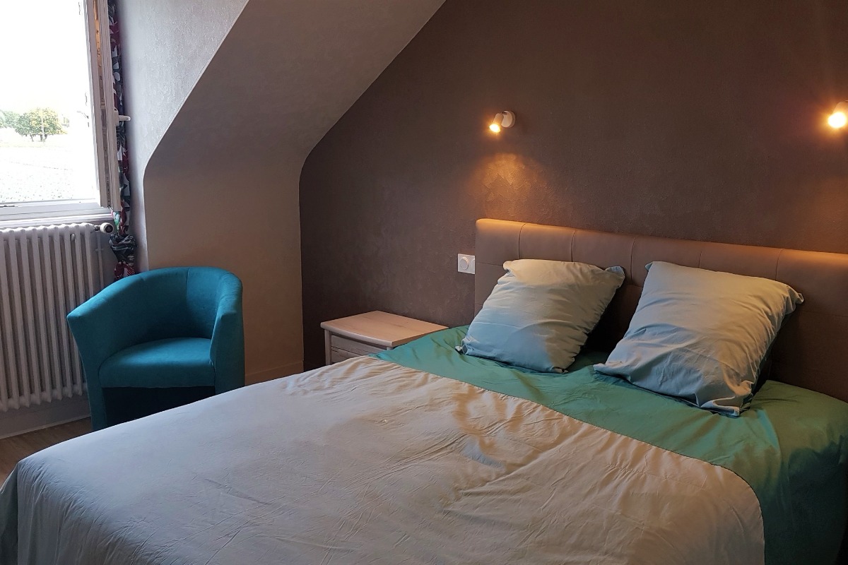 Chambre pour 2 personnes avec TV (1 lit queen size 160x200 cm) - Location de vacances - Saint-Coulomb