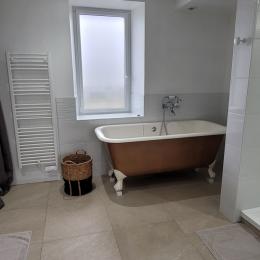Salle d'eau avec baignoire et douche à l'italienne, communicante avec la chambre 1 au 1er niveau.  - Location de vacances - Saint-Méloir-des-Ondes