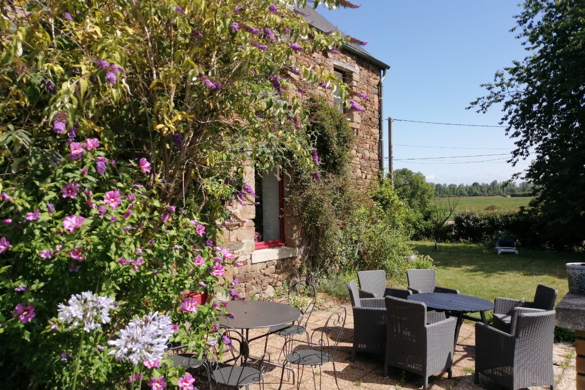 Façade arrière de la maison : terrasse, barbecue, jardin arboré, carré d'aromatiques. - Location de vacances - Roz-sur-Couesnon