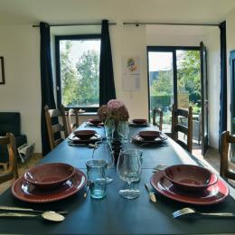 Espace repas avec coin cuisine ouverte, toute équipée et comptoir + coin salon avec cheminée - Location de vacances - Roz-sur-Couesnon