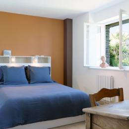 Chambre située à l'étage avec un lit double 140 X 190 avec bureau, donnant sur la piscine - Location de vacances - Saint-Méloir-des-Ondes