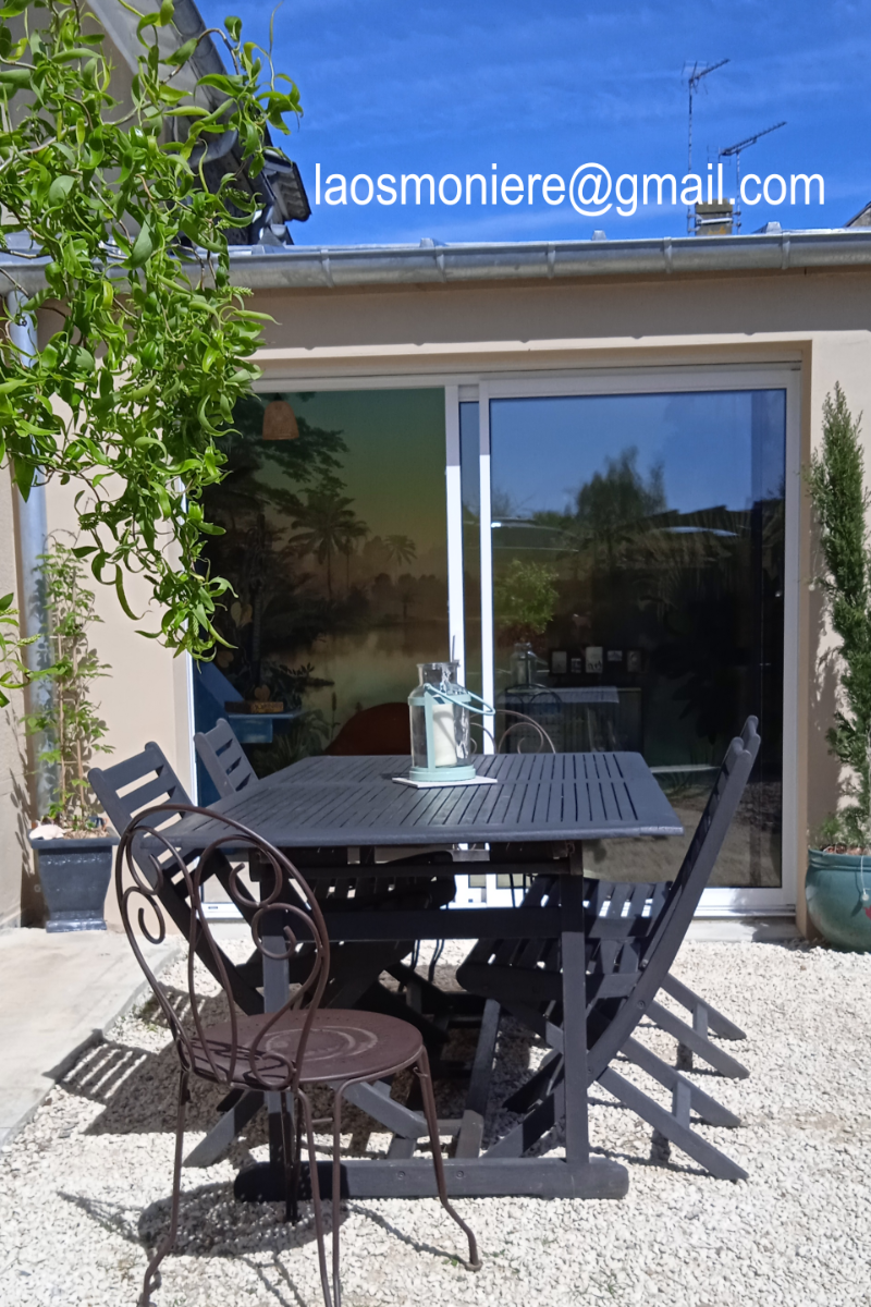 Entrée avec terrasse et salon de jardin. Petit jardin clos avec table de ping-pong.  - Location de vacances - Saint-Méloir-des-Ondes