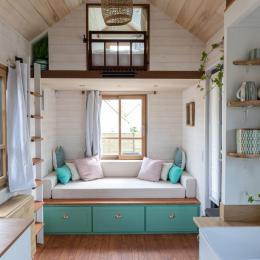 Espace salon/séjour avec banquette, transformable en lit confortable pour 1 personne (lit 90 cm) - Location de vacances - Dol-de-Bretagne