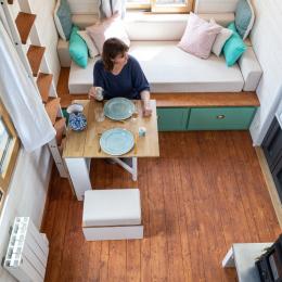 Espace salon/séjour avec banquette. Une table et un siège amovible permettent de transformer le salon en séjour en quelques secondes.  - Location de vacances - Dol-de-Bretagne
