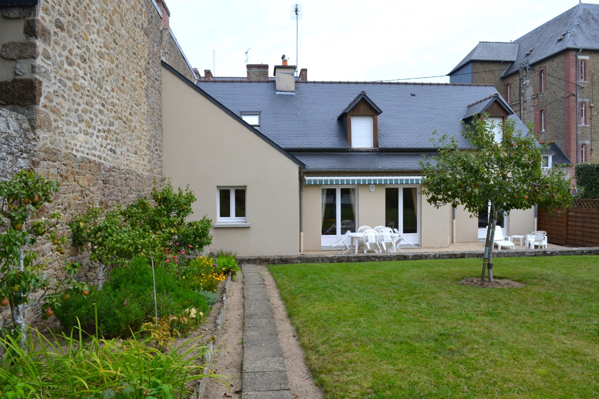 Façade arrière de la maison, terrasse ombragée orientée sud, jardin arboré.
Crédits photo : Famille Ruellan - Location de vacances - Saint-Lunaire