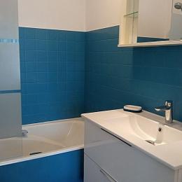Lavabo et armoire toilette - Location de vacances - Dinard