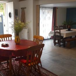 Cuisine attenante (entrée par la cuisine) - Location de vacances - Roz-Landrieux