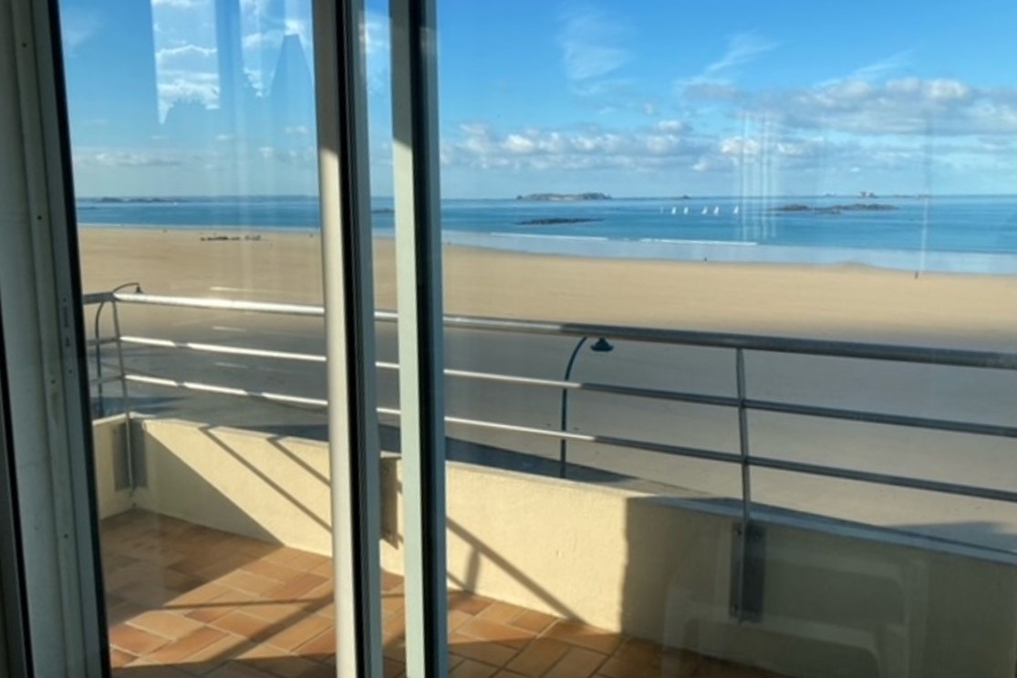 Depuis le balcon, vue imprenable sur la plage du Sillon et la cité fortifiée de Saint-Malo (intra-muros). Table et chaises d'extérieur installées à la belle saison.  - Location de vacances - Saint-Malo