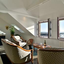 Coin salon de la pièce de vie très lumineuse vue mer panoramique, (appartement au 2nd étage en front de mer au Port de la Houle à Cancale) - Location de vacances - Cancale