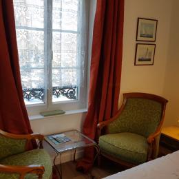 Chambre pour 2 personnes (lit 140 x 190 cm) avec dressing et espace détente avec deux fauteuils - Location de vacances - Cancale