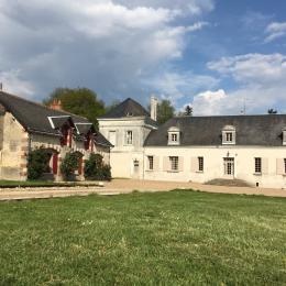 Gite (maison de gauche) vu du jardin des propriétaire  - Location de vacances - Villeloin-Coulangé