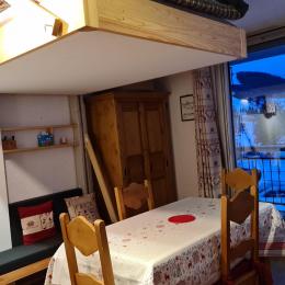 Au-dessus de la banquette, vrai lit de 140 cm de large, escamotable le jour (on laisse couette et oreiller en place durant la journée) - Location de vacances - les Deux Alpes