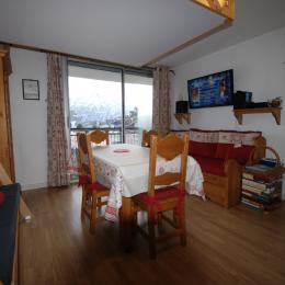 Séjour / chambre avec lit escamotable au plafond en journée - Location de vacances - les Deux Alpes