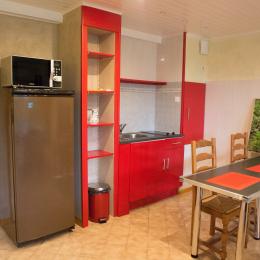 coin cuisine a disposition des hôtes - Chambre d'hôtes - Meyrié