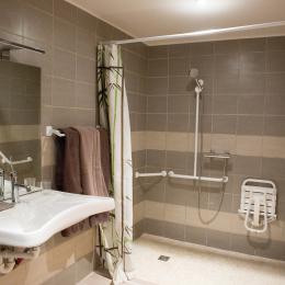 Chambres d'hôtes entre Lyon et Grenoble proche Bourgoin Jallieu - chambre avec salle d'eau adaptée aux personnes à mobilité réduite - Chambre d'hôtes - Meyrié