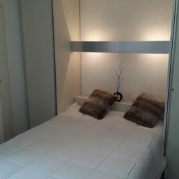 La chambre (séparée du salon par une porte) dispose de 2 colonnes (penderie et lingère) et d'un placard penderie. - Location de vacances - les Deux Alpes