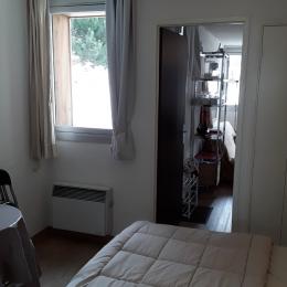 L'espace disponible dans le bas du lit accueille une table bistrot et des chaises pliantes, ou un lit de bébé. - Location de vacances - les Deux Alpes