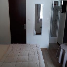 Salle d'eau communicante avec la chambre. - Location de vacances - les Deux Alpes