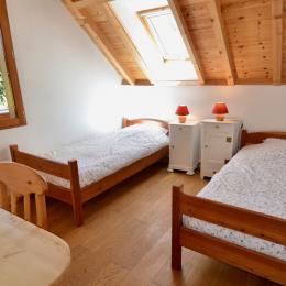Les Silènes : chambre avec 2 lits simples et fenêtre - Location de vacances - Le Bourg-d'Oisans