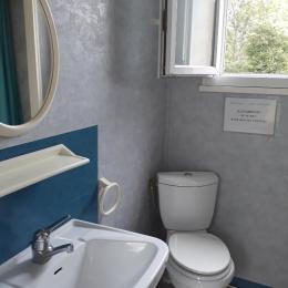 Salle d'eau avec WC - Location de vacances - Largillay