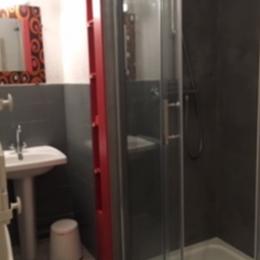 Nouvelle salle de bains avec toilettes - Location de vacances - Bellefontaine