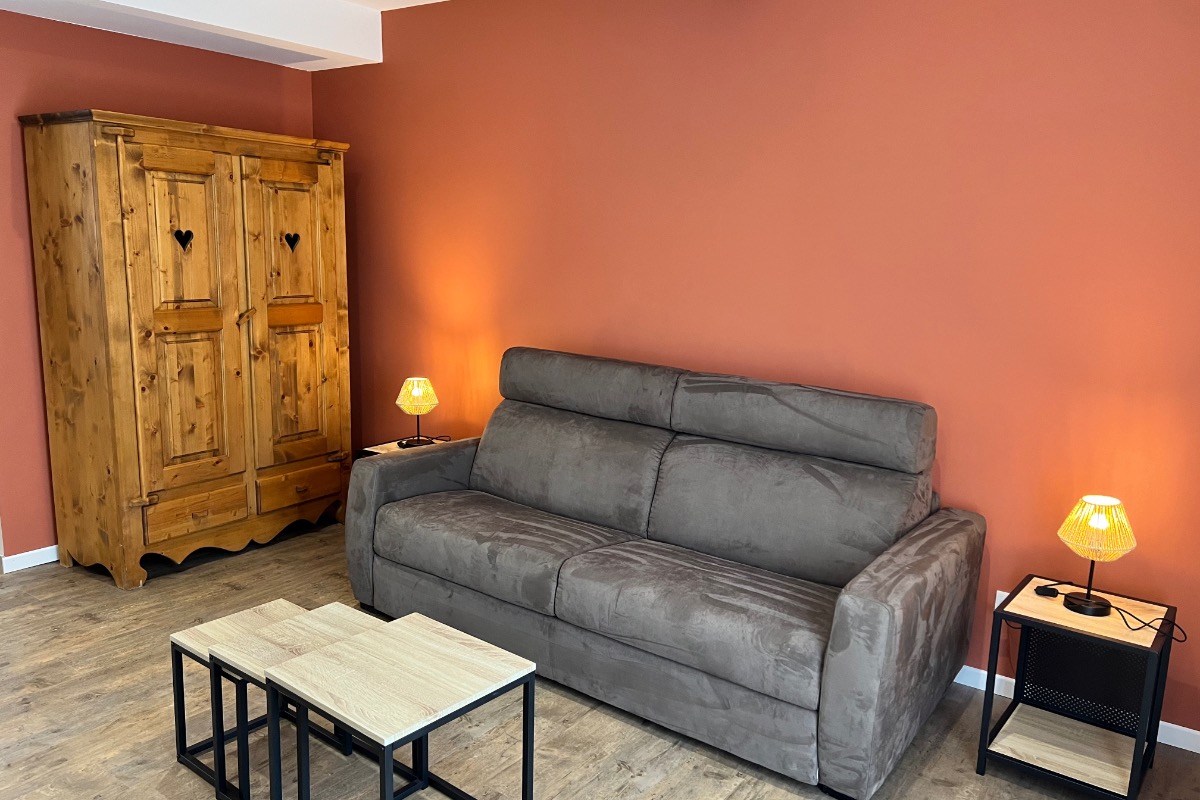 Salon, canapé convertible grand confort en 160 - Location de vacances - La Châtelaine