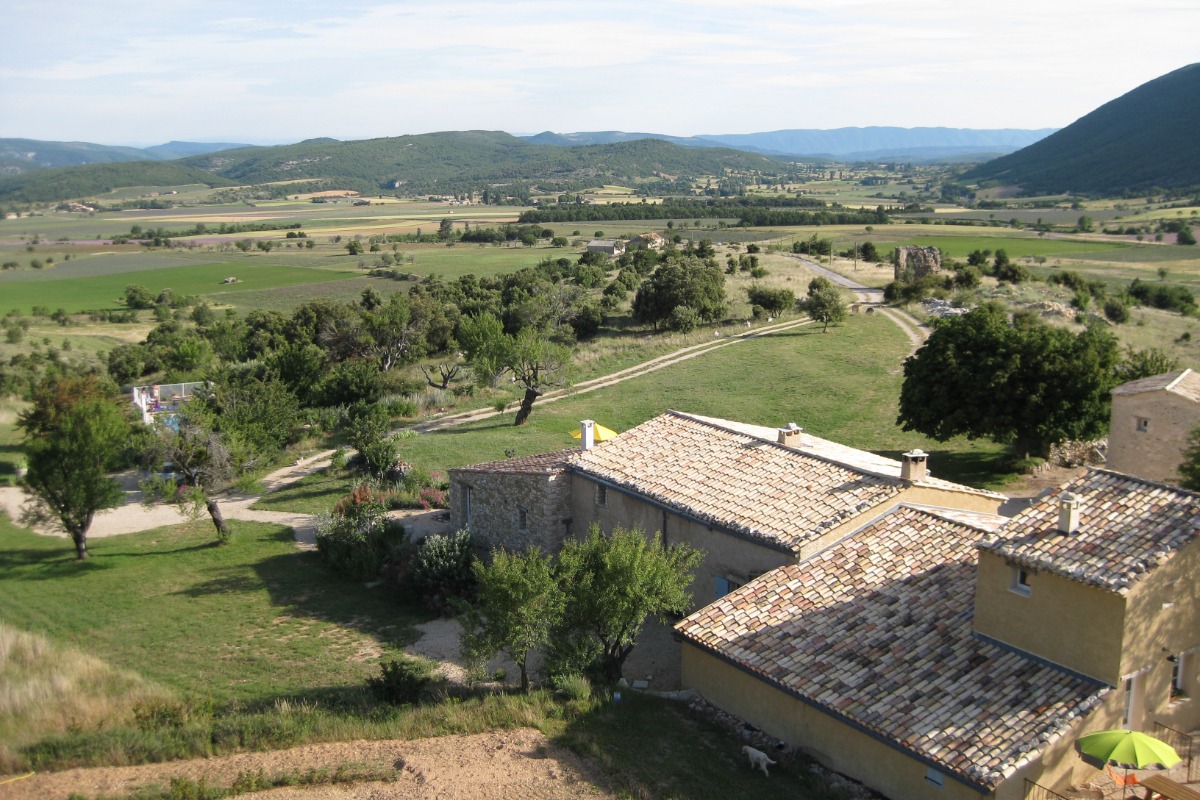 Vue de Mas Provençal et terrain - Location de vacances - La Rochegiron