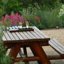 L'amandier et le jardin - Location de vacances - La Rochegiron