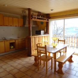Cuisine équipée, séjour, accès direct balcon, baie à galandage - Location de vacances - Selonnet