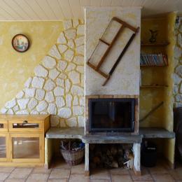 Le salon avec la cheminée - Location de vacances - Selonnet