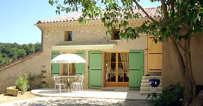 Vue extérieure de la location avec sa terrasse - Location de vacances - Forcalquier