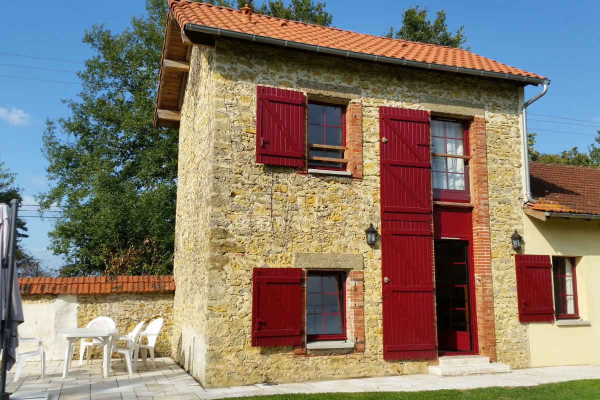 La maison de Demeter, la façade et la terrasse - Location de vacances - Geaune