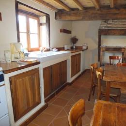 Coté kitchenette de la pièce de vie des Chambres d'hôtes au Domaine de la Loge  - Chambre d'hôtes - Montverdun