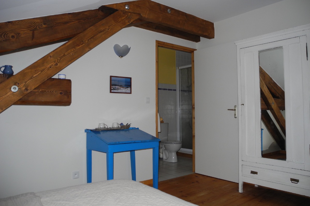 La chambre et sa salle d'eau - Location de vacances - Saint-Genest-Malifaux
