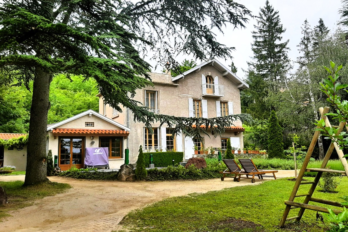 Villa Bel Air sise dans une propriété fermée par un portail, arborée et fleurie à la belle saison ! - Location de vacances - Le Puy-en-Velay