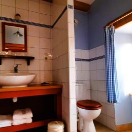 2ème étage : Salle d'eau-WC : Chambre Bleuets (1 lit 2 pers. en 160 cm x 200 cm) - Chambre d'hôtes - Blanzac