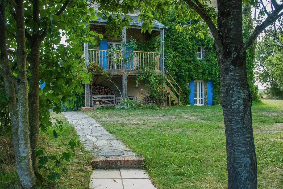 Terrasse de la cuisine, face à la piscine. Idéal pour prendre le petit déjeuner face au levé du soleil - Location de vacances - Besle Sur Vilaine