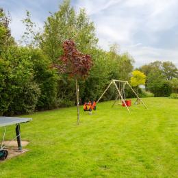 Parc de loisirs avec jeu sur ressort, balançoire, table de ping pong, terrain de volley, terrain de pétanque. Ballons, frisbees, boules de pétanque, raquettes et balles à disposition. - Location de vacances - Pornic