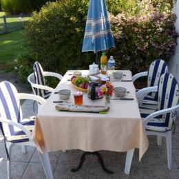 petit dejeuner au soleil - Location de vacances - Saint-André-des-Eaux