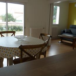 vue salle à manger salon depuis cuisine - Location de vacances - Saint-Michel-Chef-Chef