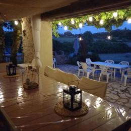Terrasse couverte attenante à la cuisine - Location de vacances - Ginouillac
