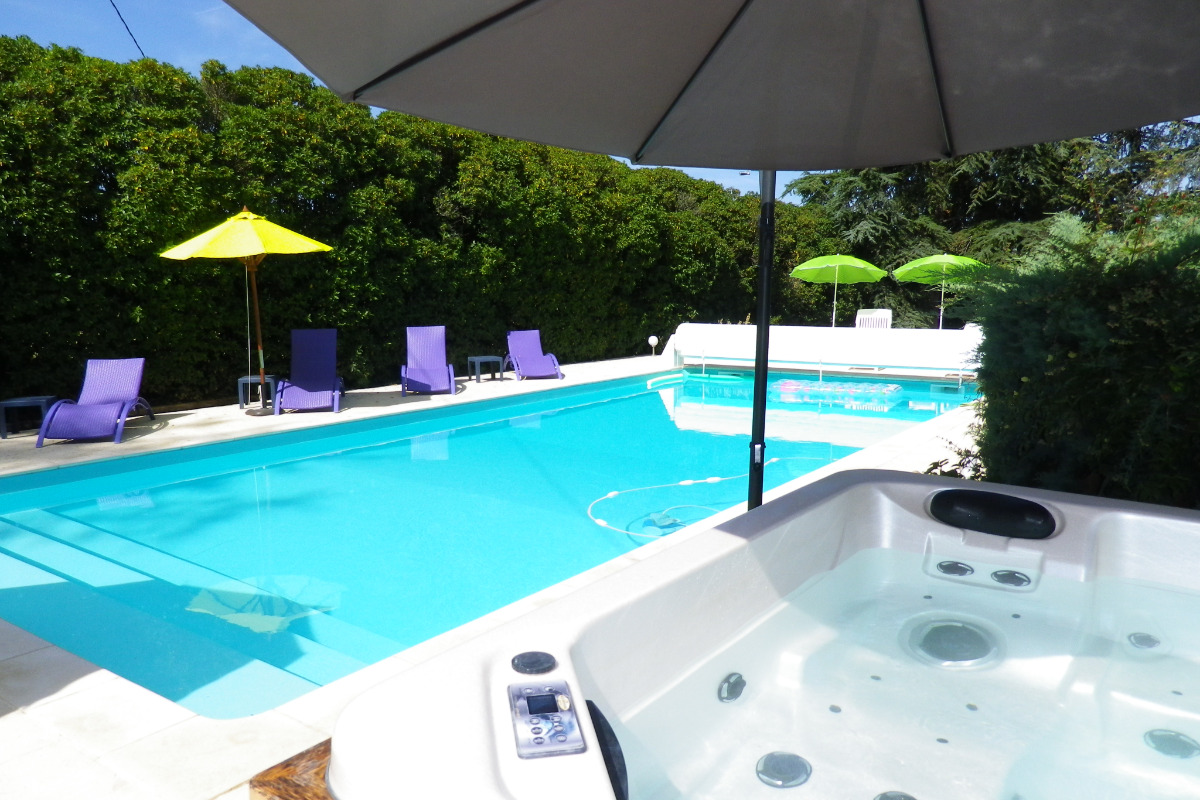 Grande piscine au sel de mer, chauffée, entourée d'une terrasse de 100m².
Spa - Location de vacances - Beauville