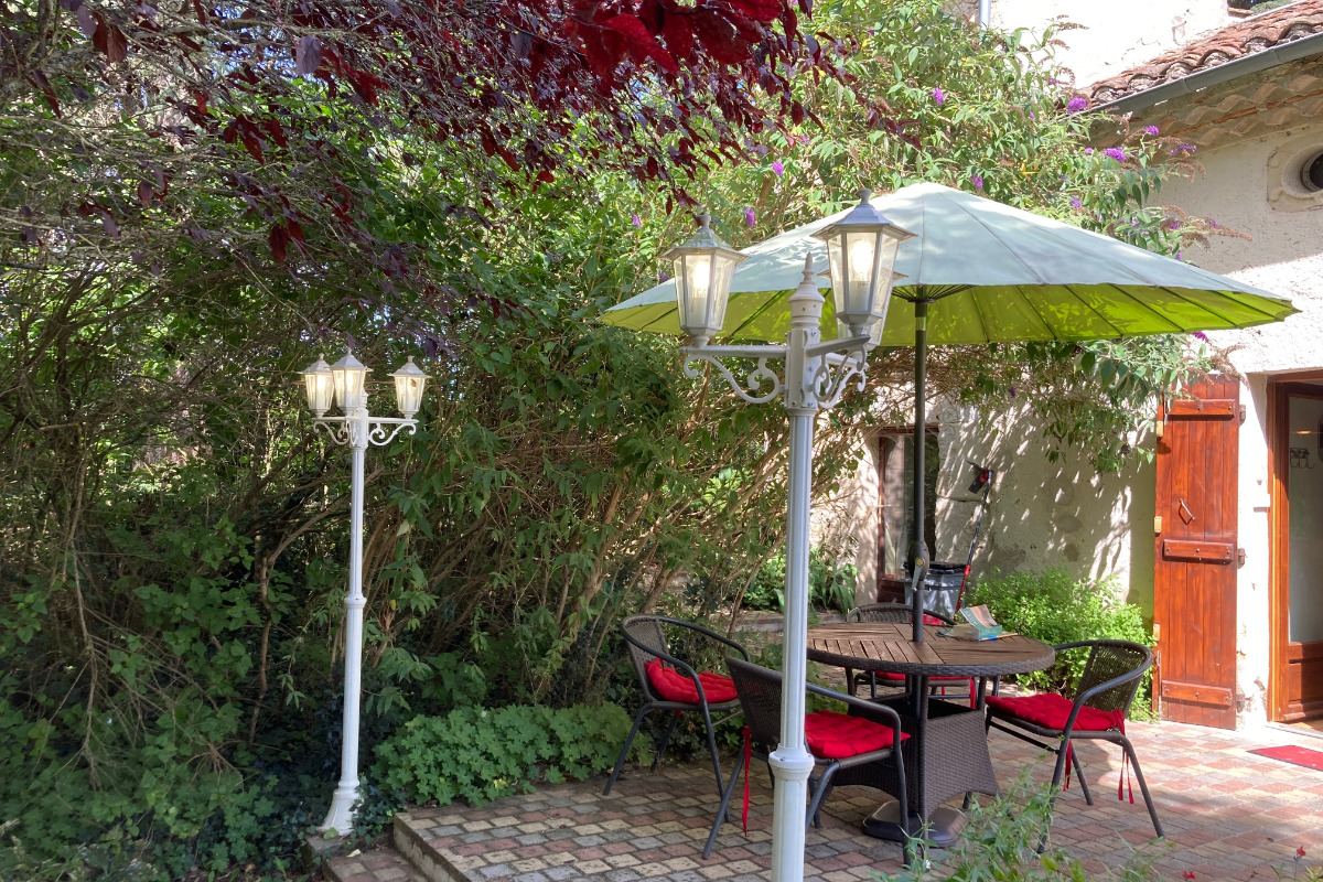 Tetite terrasse devant la cuisine - Location de vacances - Beauville