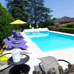 Piscine, terrasse reliée à la terrasse à l'arrière de la cuisine - Location de vacances - Beauville