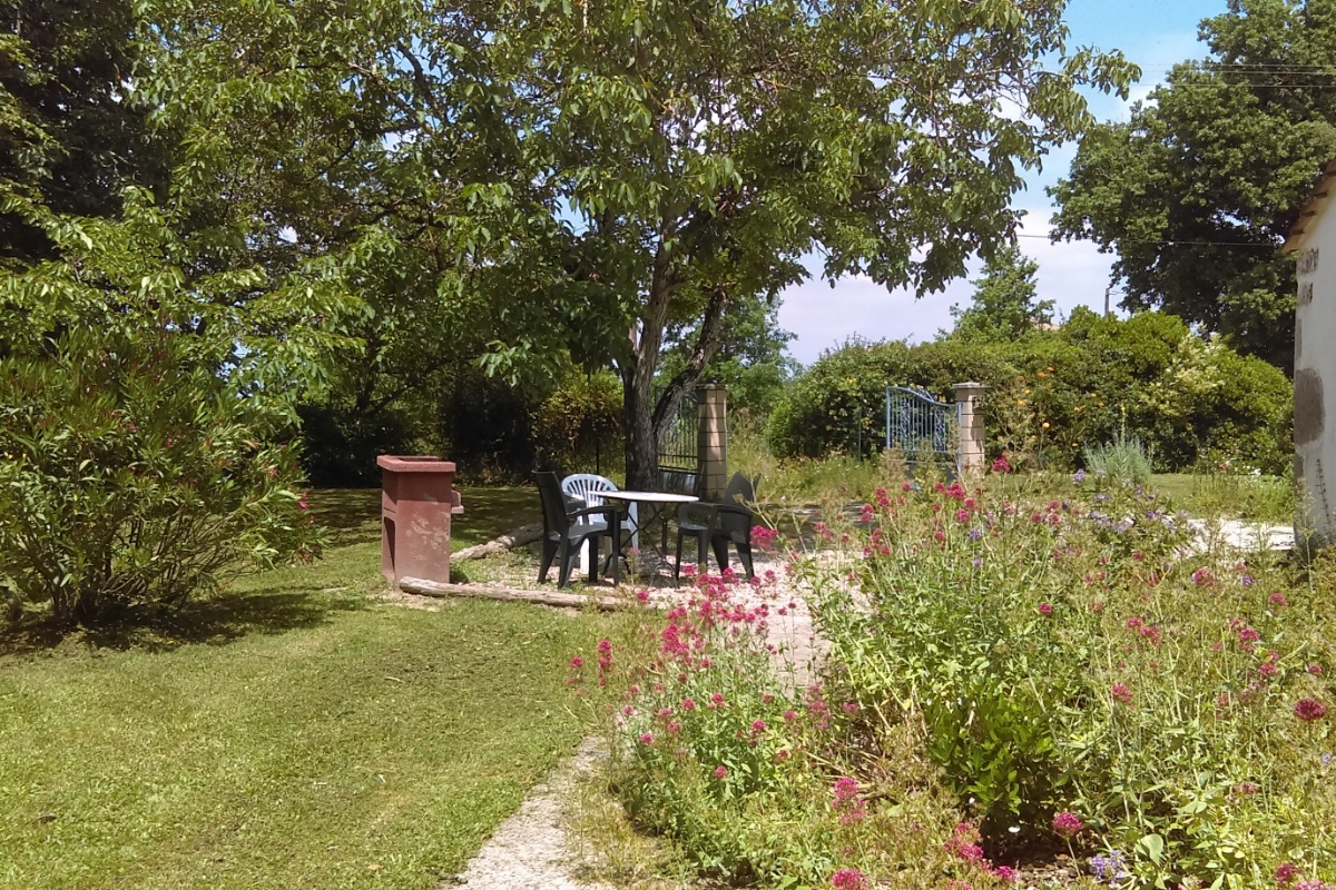 Le jardin en été - Location de vacances - Saint-Pierre-de-Buzet
