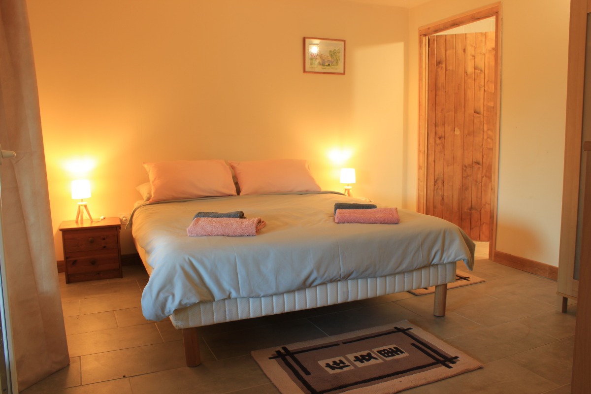 Une spacieuse et confortable chambre double en rez-de-chaussée  - Location de vacances - Lacapelle-Biron